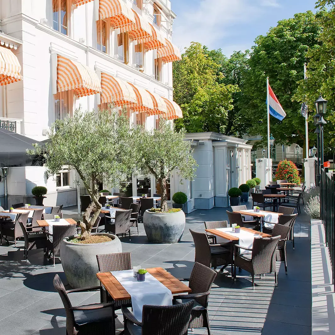 Zonnig terras van Restaurant Sophia
